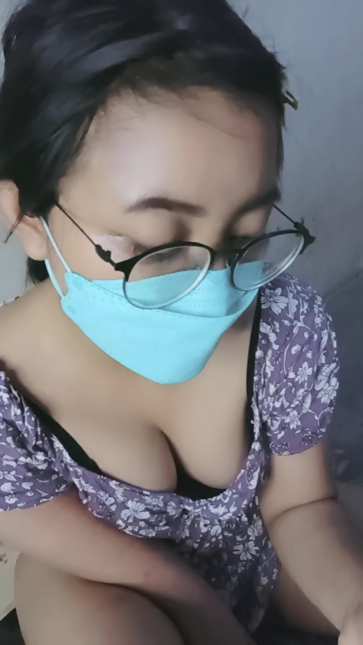 BiiLivy Berkacamata Remas Nenen Mangolive