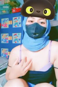 Erin Buka Baju Show Omek