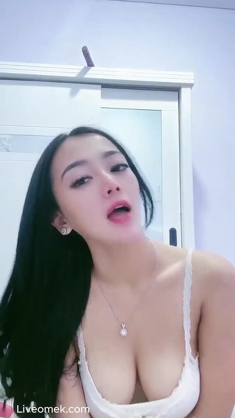 Melinda Show Belahan Dada Menggoda