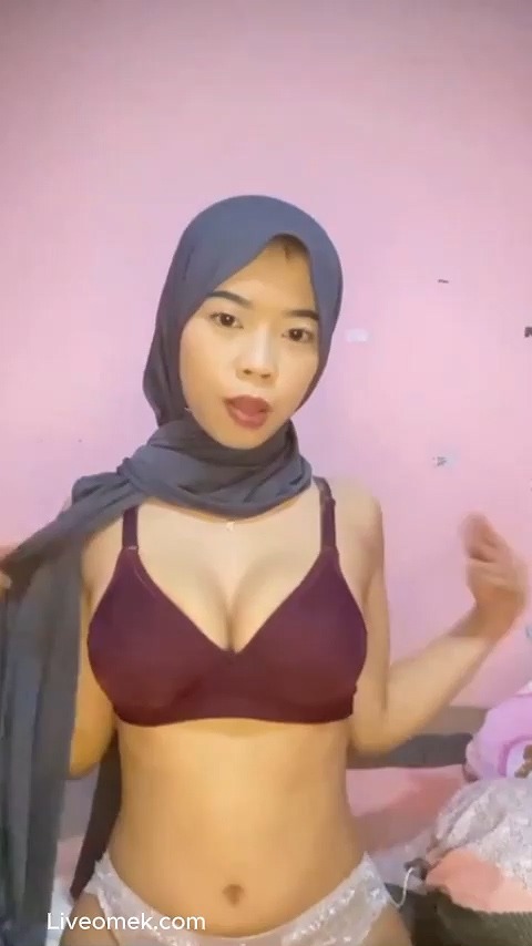 Celva Hijab Buka Baju Ganti Kostum Colmek